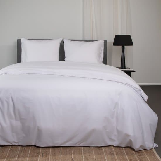 Superieur Dekbedovertrek Twin Face - Wit - 100% Katoen - 240x200/220cm Lits-Jumeaux – Streel wit dekbedset – adembenemend in uitstraling – optimaal ventilerend en ademend