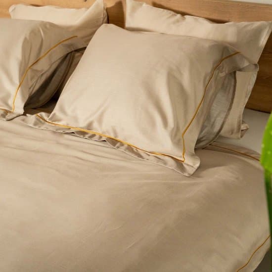 Kayori Arida Dekbedovertrek Katoensatijn - 200x200-220 + 2 slopen - Tweepersoons - Gouden Borduring - Zand