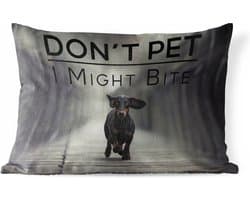 Buitenkussens - Tuin - Honden quote 'Don't pet, I might bite' op een achtergrond met en rennende teckel - 60x40 cm