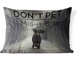 Buitenkussens - Tuin - Honden quote 'Don't pet, I might bite' op een achtergrond met en rennende teckel - 50x30 cm