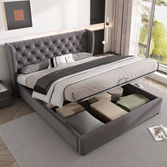 REDOM Ledikant 140x190 cm – Velours grijs – Met hydraulische opbergruimte & nietenaccent – Modern