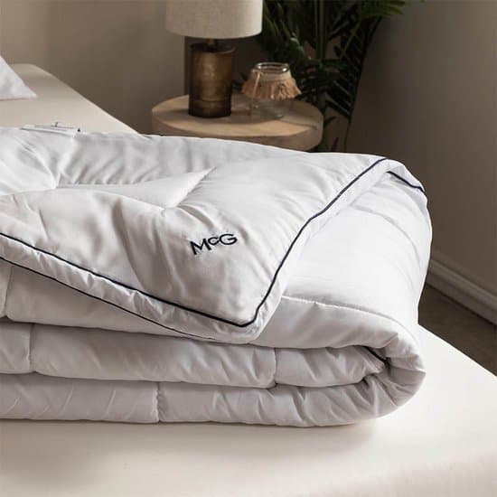 Dekbed-Discounter - McGregor Dekbed 240 x 200 cm - Alle seizoenen - Wasbaar op 40 graden - Hotelkwaliteit: volumineus, lichtgewicht en extra comfortabel - Wit