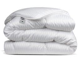 Avenue - Luxe en makkelijk dekbed zonder overtrek – Hoesloos Lits-jumeaux dekbed 240x220 cm – Anti-allergisch & hygiënisch – Wasbaar op 60°C – Wolkenzacht en soepel – Stralend Wit in luxe hotelstreep – All Year comfort zomerdekbed & winterdekbed